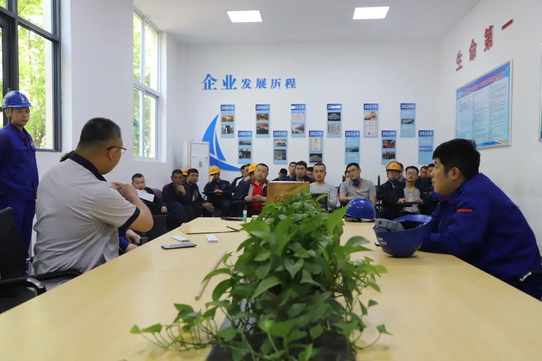 金钛股份开展还蒸车间班长选举(图1)