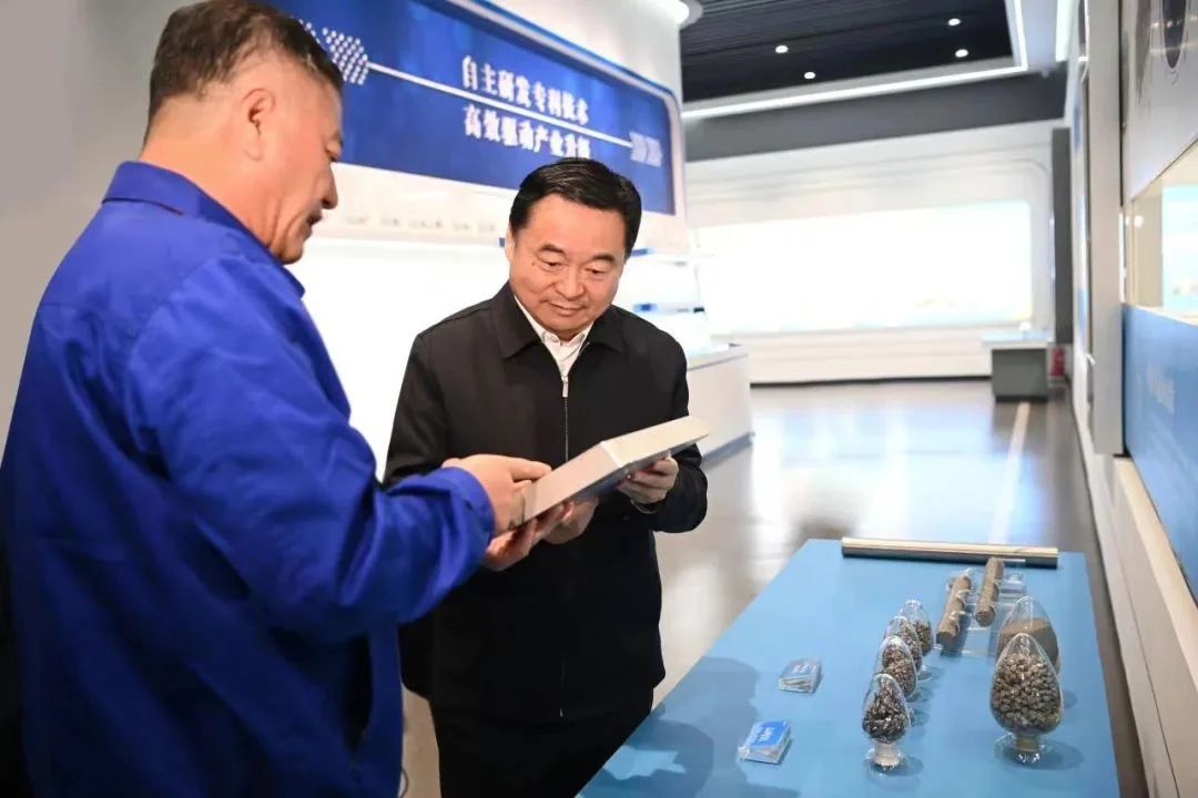 省委书记郝鹏调研金钛股份(图1)