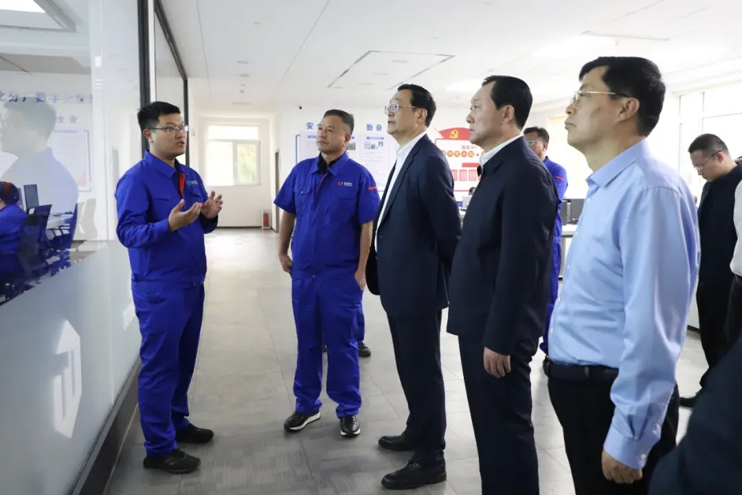 省政协副主席王明玉莅临金钛股份调研(图1)